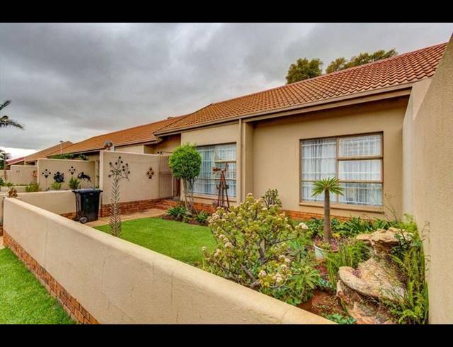 2 BEDROOM TOWNHOUSE FOR SALE IN BIRCHLEIGH NORTH